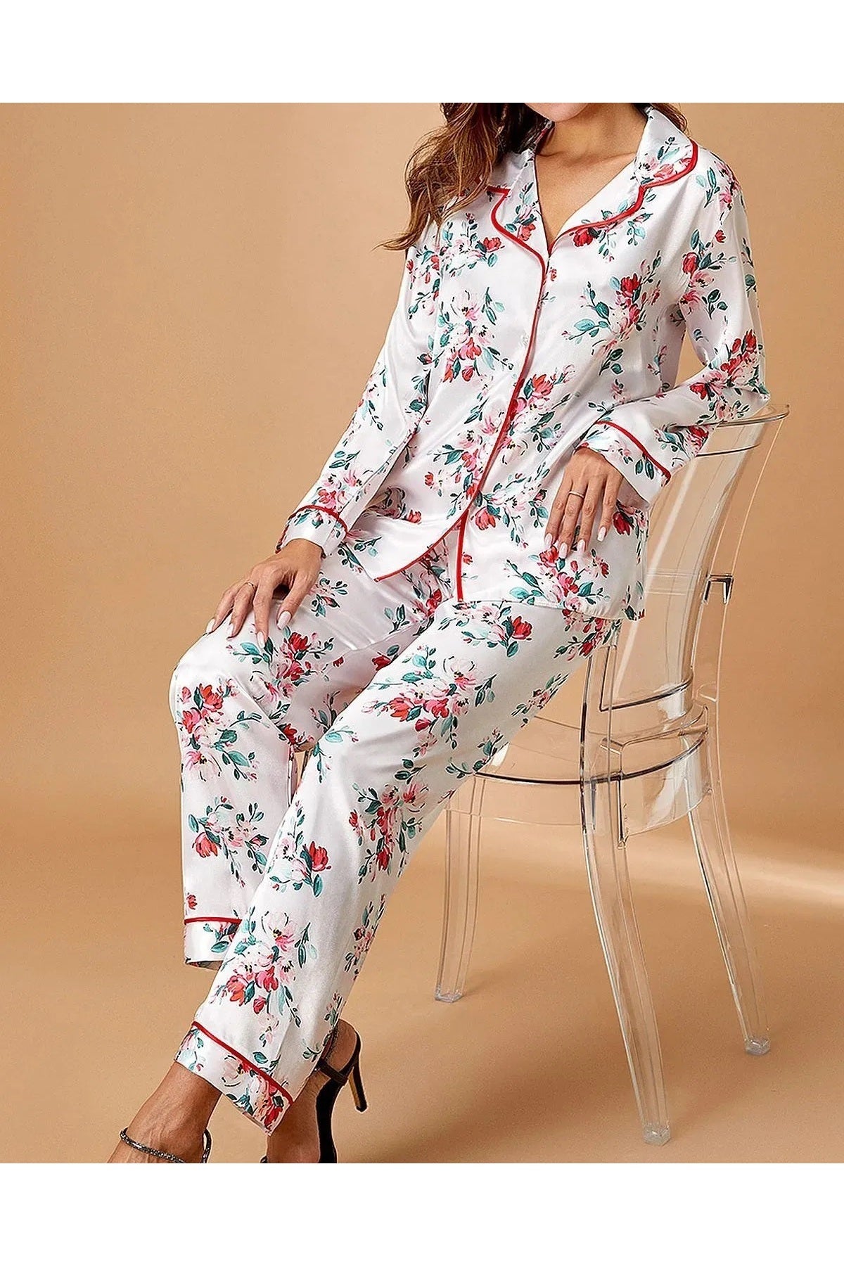 Kadın Ekru  Desenli Önden Düğmeli Saten Pijama Takımı N.UR.5.6.R.O.5.4.Z.E.L.T.