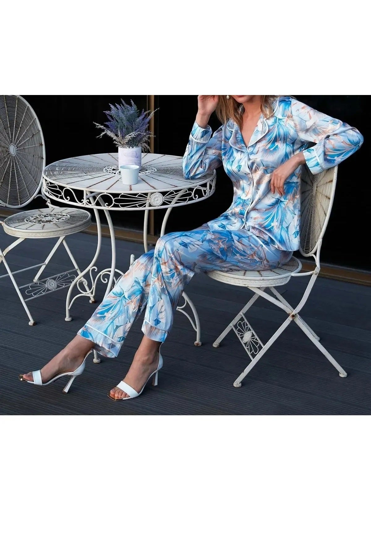 Kadın Mavi Desenli Önden Düğmeli Saten Pijama Takımı N.UR.5.6.R.O.5.4.Z.E.L.T.