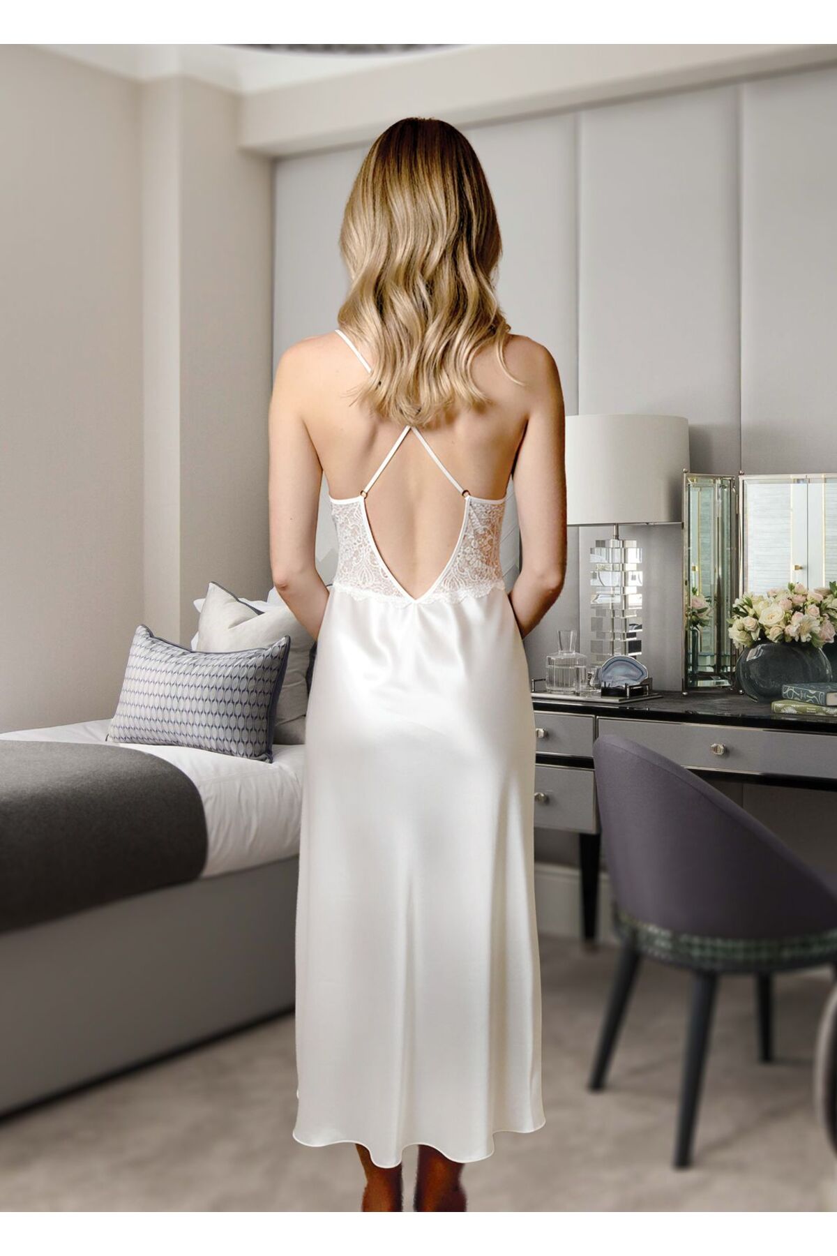 İnce Askılı Dantel Detaylı Sırt Dekolteli Ekru Saten Gecelik