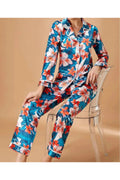 Kadın Yeşil Desenli Önden Düğmeli Saten Pijama Takımı N.UR.5.6.R.O.5.4.Z.E.L.T.